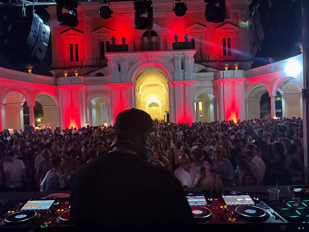 Il pubblico nel cortile di Villa Campolieto